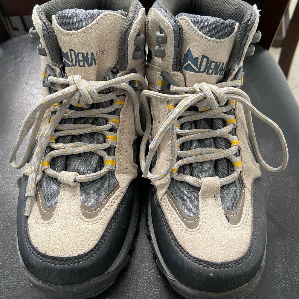 Women’s Size 6 Denali Hiking Boots